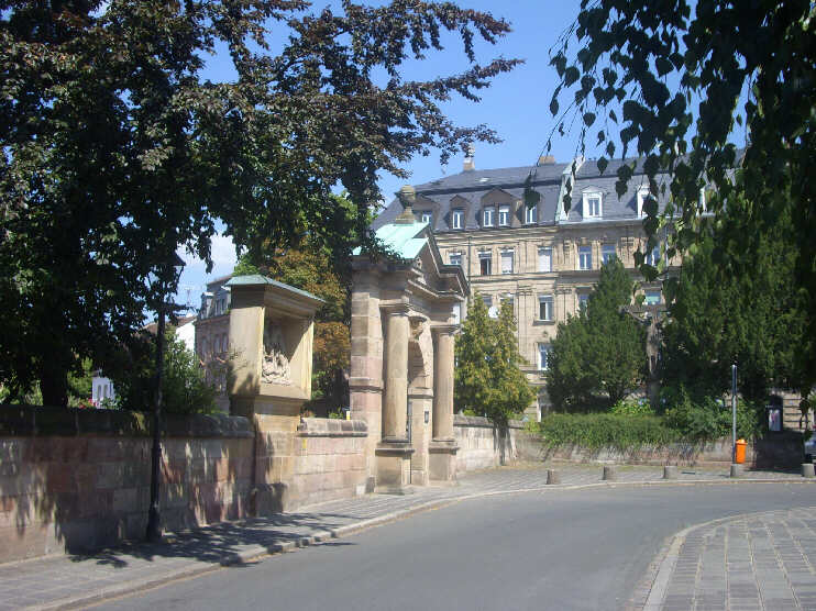 Strae Am Johannisfriedhof und Eingangsportal zum Johannisfriedhof (August 2013)