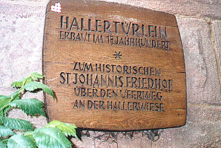 Am Hallertrlein - Aufschrift auf der Tafel: HALLERTRLEIN ERBAUT IM 15. JAHRHUNDERT * ZUM HISTORISCHEN JOHANNISFRIEDHOF BER DEN UFERWEG AN DER HALLERWIESE (Juni 2006)