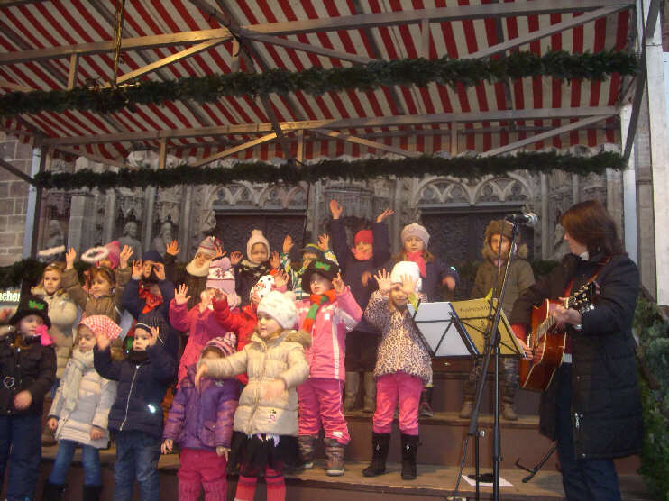 Nrnberger Christkindlesmarkt - Auftritt der Stadtparkknirpse (Dezember 2015) 