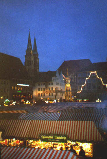 Nrnberger Christkindlesmarkt - Schner Brunnen und Sebalduskirche (Dezember 2003)