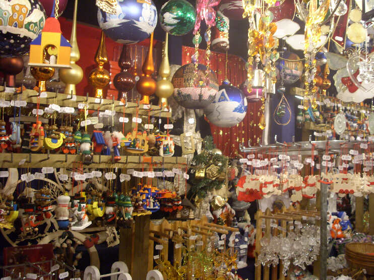 Nrnberger Christkindlesmarkt - Verkaufsstand mit Weihnachtsschmuck (Dezember 2011)