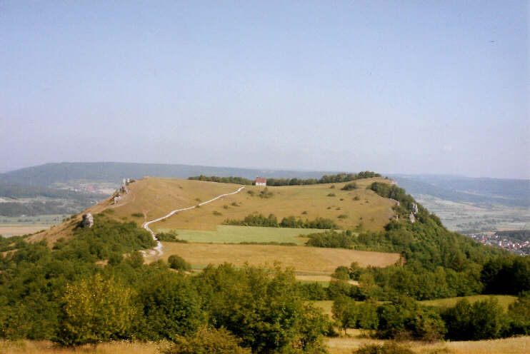 Blick vom Rodensteingipfel auf das Walberla (Juni 2006)