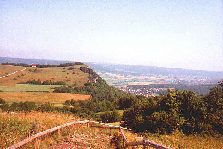 Blick vom Rodensteingipfel auf das Walberla (Juni 2006)