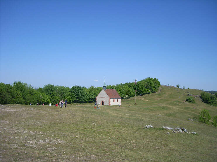 Walburgiskapelle und Blick auf die Ostkuppe (Mai 2011)