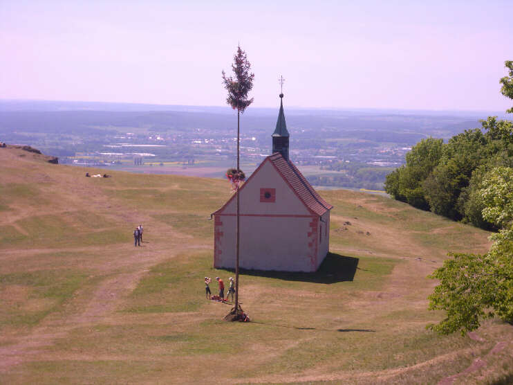 Walburgiskapelle und Maibaum, Ansicht von Osten (Mai 2011)