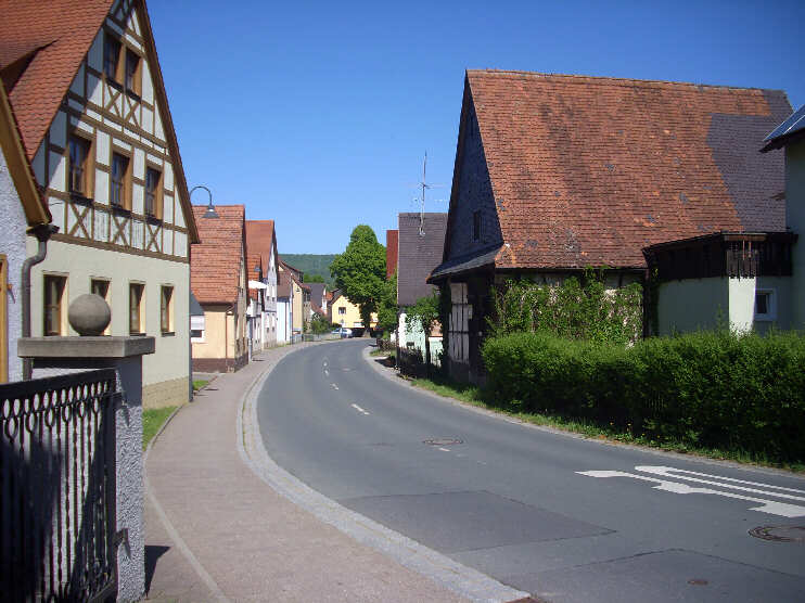 Kirchehrenbach, Bahnhofstrae, Blickrichtung Bahnhof  (Mai 2011)