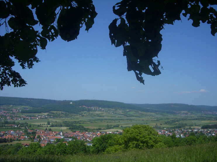 Aussichtspunkt am Walberlakreuz: Blick auf Kirchehrenbach (Mai 2015)