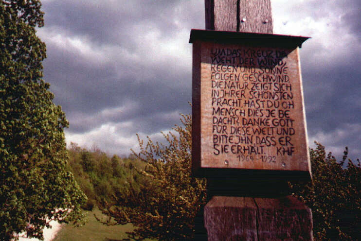 Frühere Inschrift am Walberlakreuz (Mai 2003): Um das Kreuz da weht der Wind, Regen und Sonne folgen geschwind. Die Natur zeigt sich in ihrer schönen Pracht, hast du oh Mensch dies je bedacht? Danke Gott für diese Welt und bitte ihn, dass er sie erhält.