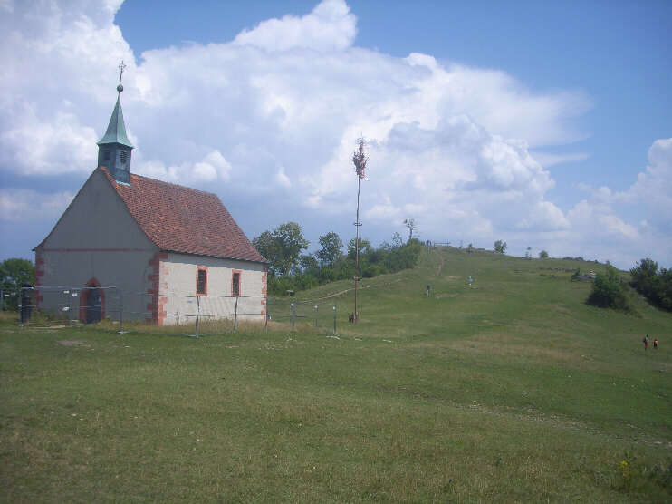 Walburgiskapelle (wegen Renovierungsarbeiten eingezäunt) und Blick auf den Ostkuppe (Juli 2018)