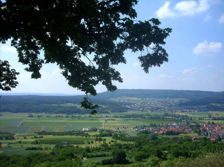 Aussichtspunkt am Walberlakreuz: Blick auf Kirchehrenbach und Weilersbach (Juni 2015)