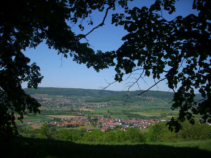 Aussichtspunkt am Walberlakreuz: Blick auf Kirchehrenbach und Weilersbach (Mai 2011)