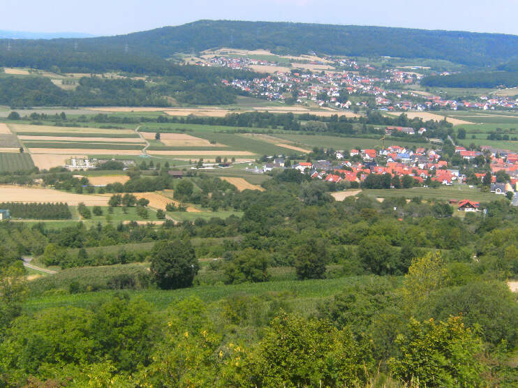 Aussichtspunkt am Walberlakreuz: Blick auf Kirchehrenbach und Weilersbach (Juli 2018)