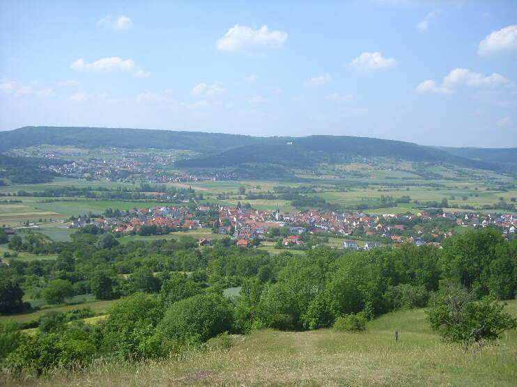 Aussichtspunkt am Walberlakreuz: Blick auf Kirchehrenbach und Weilersbach (Juni 2015)
