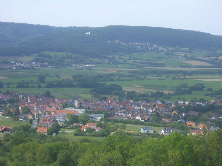 Blick vom Walberlakreuz hinunter nach Kirchehrenbach (Juli 2018)