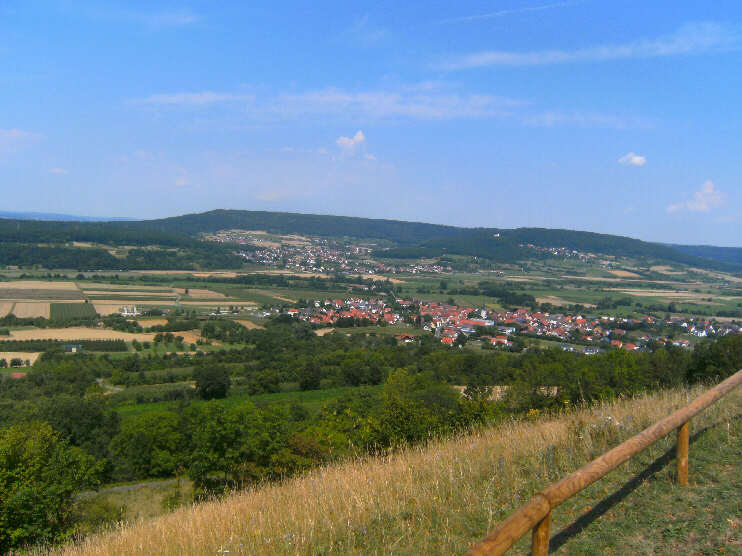 Aussichtspunkt am Walberlakreuz: Blick auf Kirchehrenbach (Juli 2018Mai 2014)