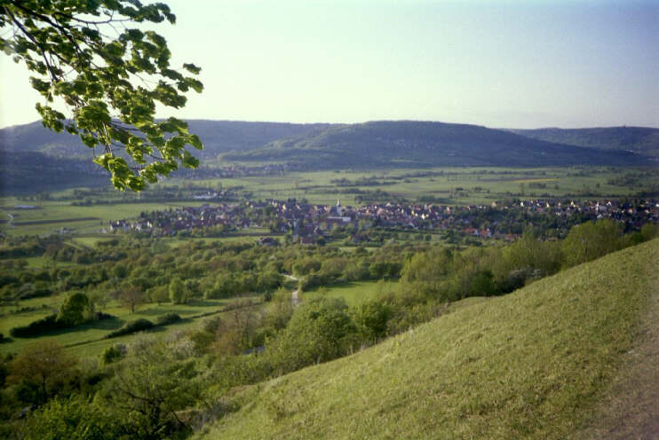 Aussichtspunkt am Walberlakreuz: Blick auf Kirchehrenbach (Juni 2006)