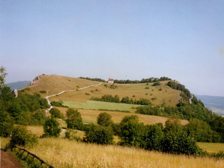 Blick vom Fuße des Rodensteins auf das Walberla (Juli 2006)