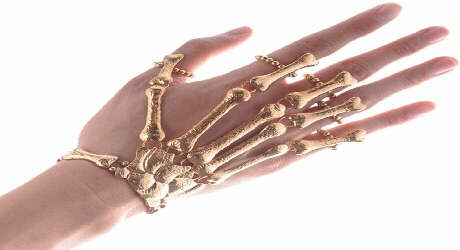 Armband mit Skeletthand