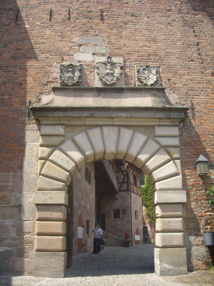 Durch dieses Tor gelangt man vom Vorhof in den Innenhof der Kaiserburg. (Juli 2014)