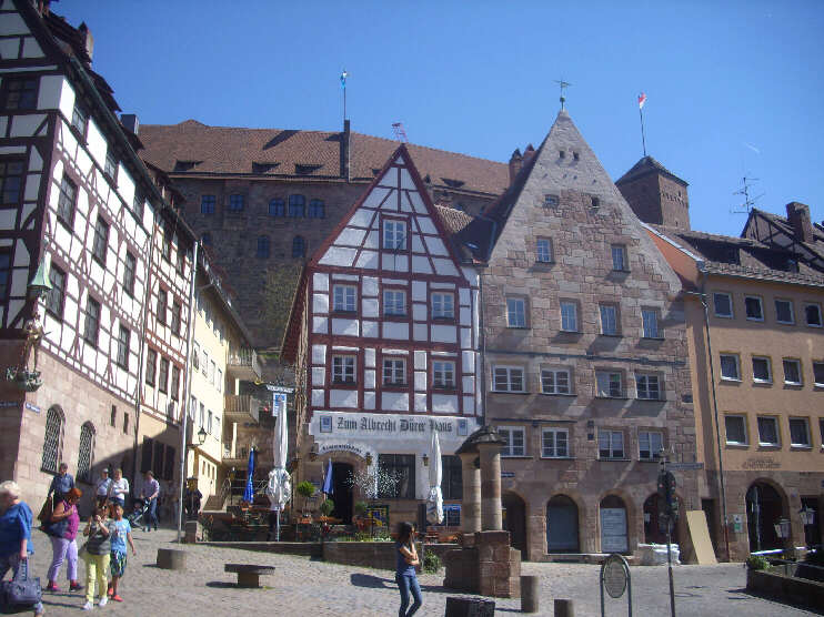 Aufgang zur Burg, links Pilatushaus, rechts Restaurant «Zum Albrecht-Dürer-Haus» (Mai 2016)