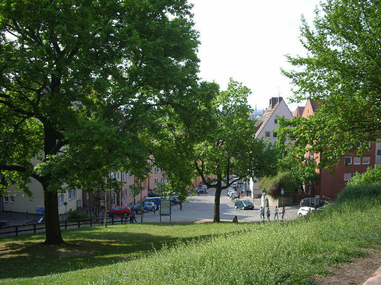 Blick von den Burganlagen auf die obere Burgstraße (Mai 2011)