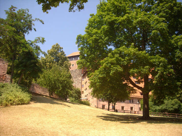 Burganlagen mit Fünfeckturm und den reichstädtischen Bauten (Julli 2013)