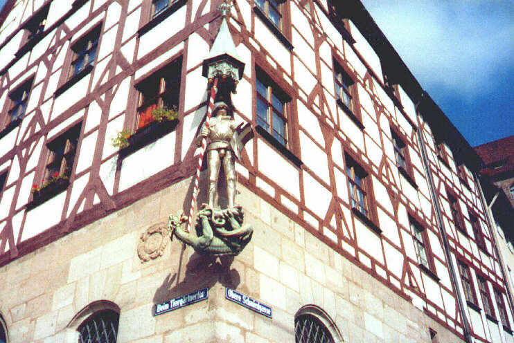 Pilatushaus mit dem heiligen St. Georg im Harnisch (September 2002)