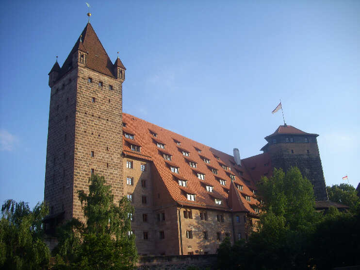 Blick vom Vestnertorgraben auf die reichsstädtischen Bauten: Luginsland, Kaiserstallung und Fünfeckturm (Juni 2014)