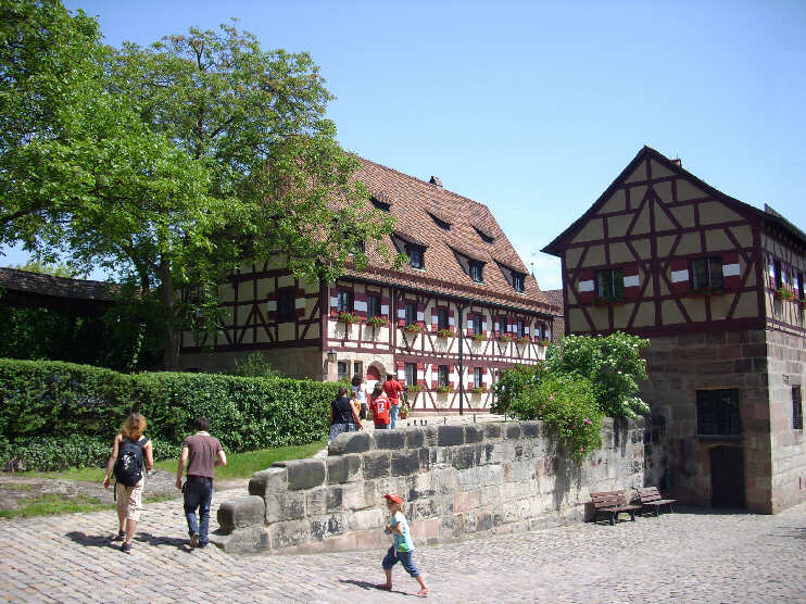 Sekretariatsgebäude und Brunnenhaus im Vorhof der Kaiserburg (Mai 2009)