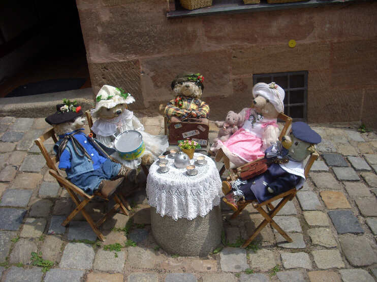 Puppenfamilie vor dem Haus Untere Krämersgasse 16 (Juni 2012)