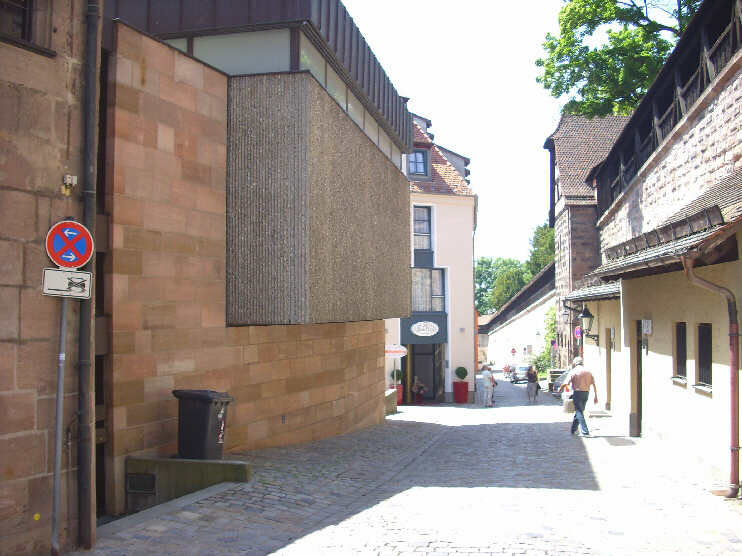 Neutormauer, im Hintergrund llinks das Dürer-Hotel, rechts Turm «M» und Wehrmauer (Mai 2009)