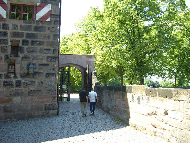 Neben der kleinen Burgfreiung befindet sich der Eingang in den Burgpark (Juni 2009)