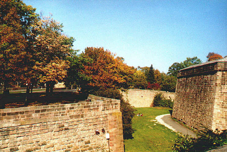 Blick hinunter in den Burggraben, rechts die Tiergärtnertorbastei (September 2005)