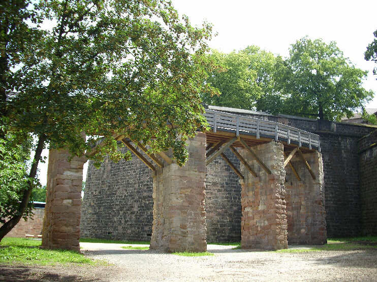 Im Burggraben bei der Vestnertorbrücke (Juli 2009)