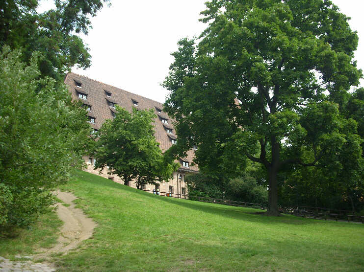 Burganlagen, im Hintergrund die Kaiserstallung - heute: Jugendherberge (August 2009)