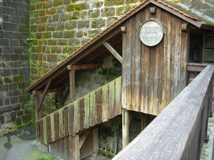 Eine alte Holztreppe führt hinter dem Tiergärtnertor von der Tiergärtnertorbrücke hinunter zum Burggraben (August 2009)