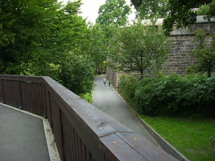 Blick von der Tiergärtnertorbrücke hinunter in den Burggraben (August 2009)