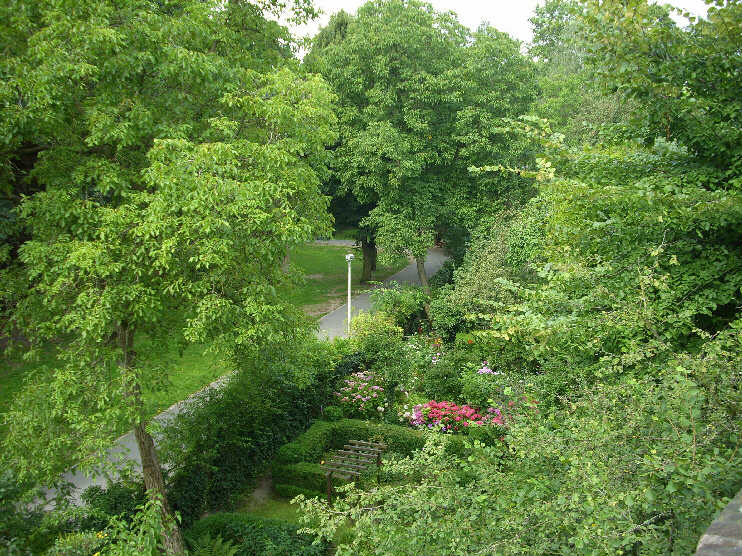 Blick vom Vestnertorgraben hinunter zu den kleinen Gärten im Burggraben (August 2009) [Siehe auch unter «Die Kleingärten im Burggraben»]
