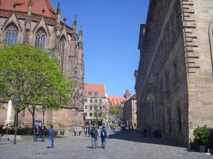 Rathausplatz zwischen Sebalduskirche und Rathaus (April 2015)