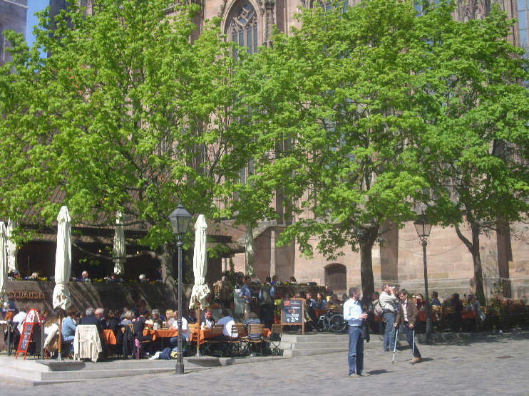 Brathäusle, im Hintergrund die Sebalduskirche (Mai 2015)