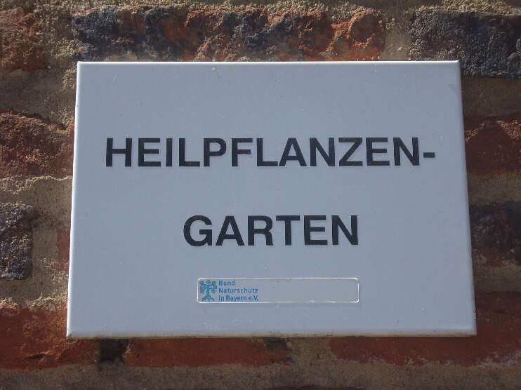 Schild am Eingang zum Heilpflanzengarten (August 2013)