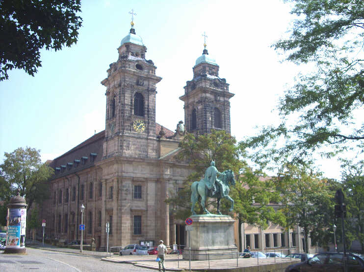 Reiterstandbild Kaiser Wilhelm I. vor der Kirche St. Egidien (September 2009)