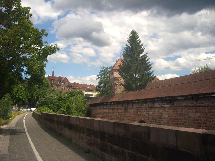 Maxtorgraben mit Blick auf die Maxtormauer und Turm «Schwarzes H» (Juni 2017)