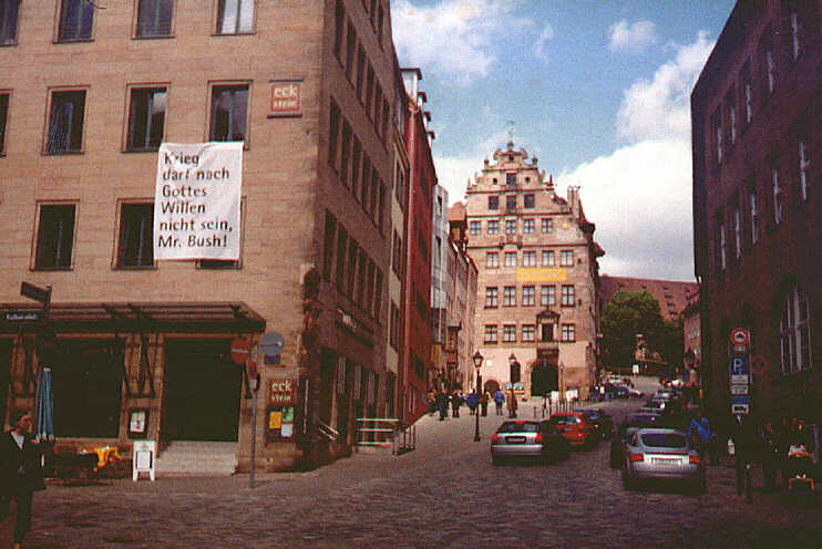 Links: Haus Eckstein, das Haus der evang.-luth. Kirche in Nürnberg, Burgstraße 1-3, rechts Burgstraße mit Fembo-Haus (Mai 2003)