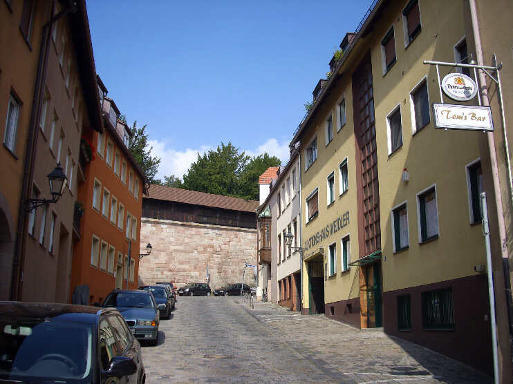 Radbrunnengasse, Blickrichtung Neutormauer (September 2009)