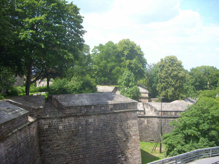 Blick von der Vestnertorbastei über die Mauer zu den reichsstädtischen Bastionen und zur Vestnertorbrücke und zur großen Burgbastei (Juli 2014)