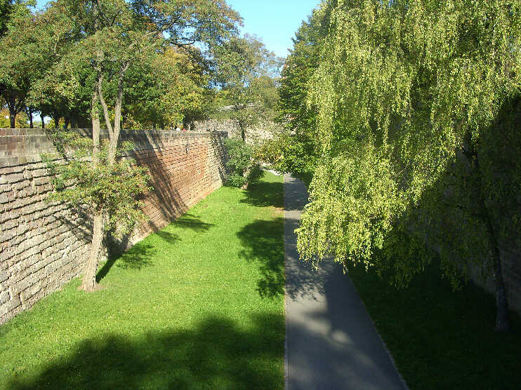 Blick vom Neutor hinunter zum Burggraben (September 2011)