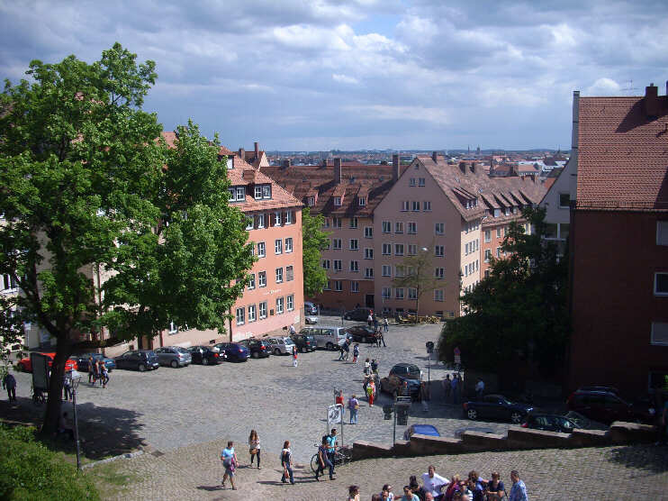 Blick von den Burganlagen auf die obere Burgstraße (Juni 2012)