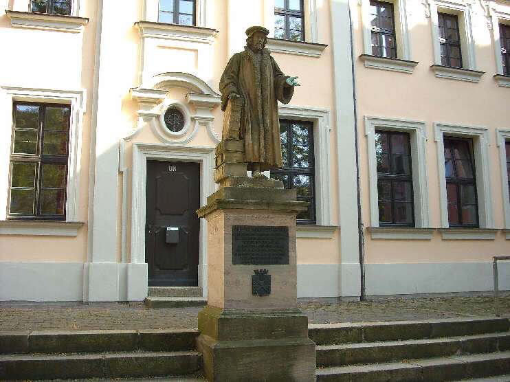 Denkmal Philipp Melanchton vor dem Egidiengymnasium (September 2009)