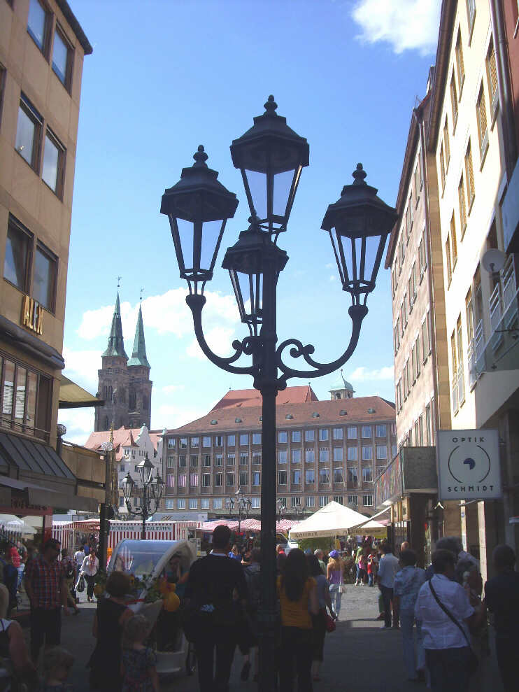 Blick von der Plobenhofstraße auf den Hauptmarkt (Juni 2012)